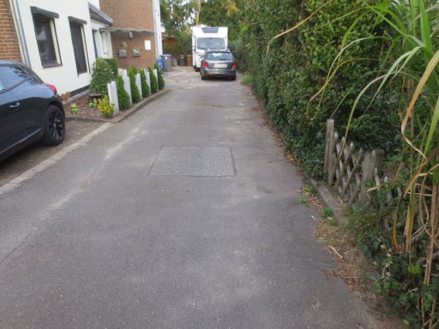 Blick auf den Verkaufsgegenstand mit Umgebung - Teil einer Verkehrsfläche in einem Wohngebiet von Lübeck