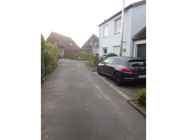 Blick auf den Verkaufsgegenstand mit Umgebung - Teil einer Verkehrsfläche in einem Wohngebiet von Lübeck