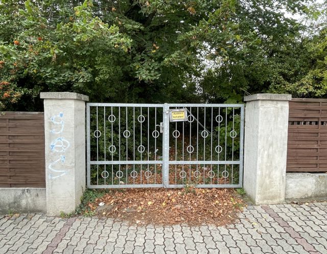 Zufahrtstor - Vertragsfreies Grundstück nahe dem Stadtzentrum **Innenbereich/ehemaliges Gartengrundstück**