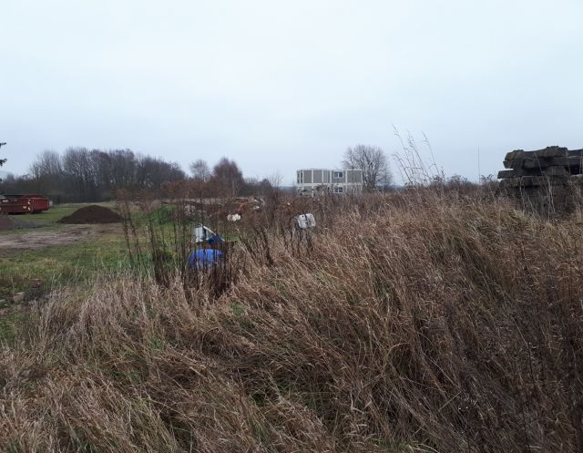 Blick auf den Verkaufsgegenstand mit Umgebung - Vertragslos genutztes Grundstück nahe der Gemeindeverwaltung Heiligengrabe