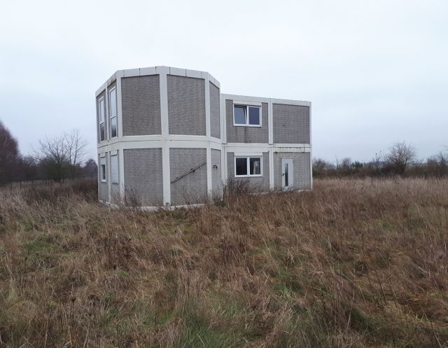 Blick auf das teilweise überbaute Gebäude des Grundstücksnachbarn - Vertragslos genutztes Grundstück nahe der Gemeindeverwaltung Heiligengrabe