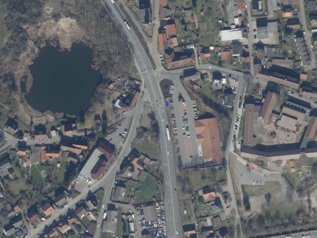 Lageskizze mit Luftbildunterlegung sowie Umgebung - Vertragsfreies Grundstück in direkter Nachbarschaft zu einem Lebensmitteldiscounter mit Parkplatz