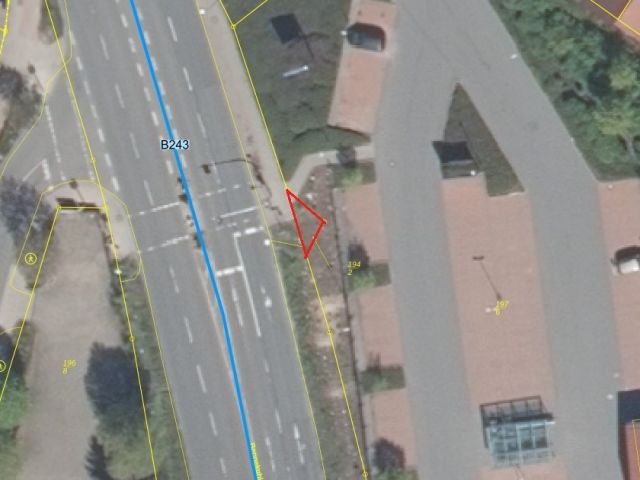 Lageskizze mit Luftbildunterlegung - Vertragsfreies Grundstück in direkter Nachbarschaft zu einem Lebensmitteldiscounter mit Parkplatz