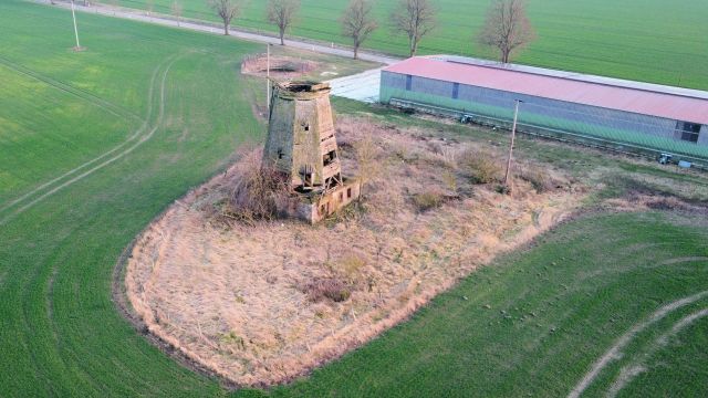 Blick auf Verkaufsobjekt und Umgebung - Grundstück bebaut mit einer ehemaligen Holländermühle in ruinösem Zustand ca. 10 km von Anklam entfernt