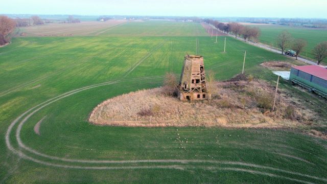 Blick auf Verkaufsobjekt und Umgebung - Grundstück bebaut mit einer ehemaligen Holländermühle in ruinösem Zustand ca. 10 km von Anklam entfernt