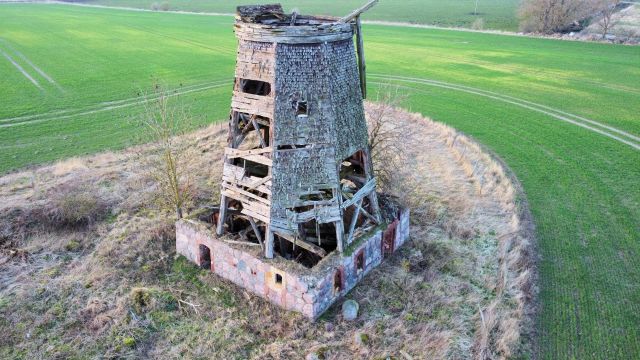 Blick auf Verkaufsobjekt und Umgebung - Grundstück bebaut mit einer ehemaligen Holländermühle in ruinösem Zustand ca. 10 km von Anklam entfernt