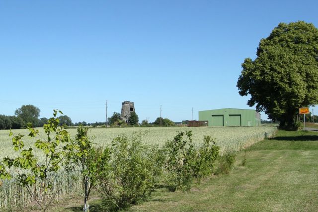 Blick auf Umgebung Richtung Verkaufsobjekt - Grundstück bebaut mit einer ehemaligen Holländermühle in ruinösem Zustand ca. 10 km von Anklam entfernt