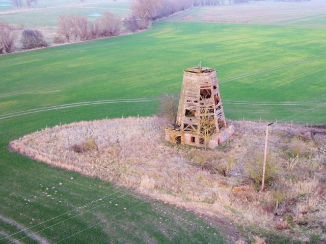 Blick auf Verkaufsobjekt und Umgebung - Grundstück bebaut mit einer ehemaligen Holländermühle in ruinösem Zustand ca. 10 km von Anklam entfernt