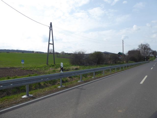 Blick auf Verkaufsfläche, Umgebung und Straßensituation vor der Verkaufsfläche - Bis 30.09.2024 verpachtete Landwirtschaftsfläche