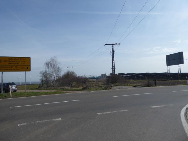 Blick auf davorliegende Fläche mit Solarfeld und von der B245 abzweigenden Wirtschaftsweg  - Bis 30.09.2025 verpachtete Landwirtschaftsfläche in Schwanebeck