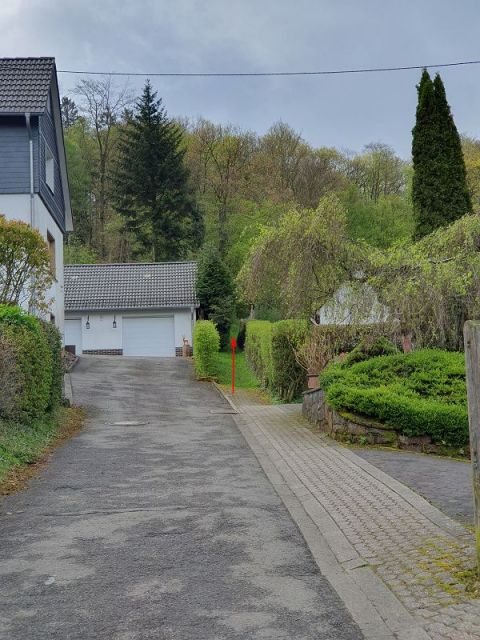 Umgebung und Fußweg zum Verkaufsgegenstand - Vertragsfreies Grundstück hinter Wohnhäusern in Gummersbach 