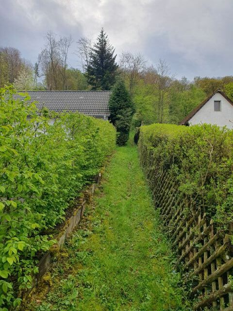 Fußweg zum Verkaufsgegenstand - Vertragsfreies Grundstück hinter Wohnhäusern in Gummersbach 