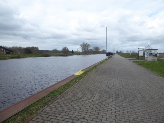 Umgebung - Mittellandkanal - Verpachtete Betonplatte und Güllegrube östlich des Mittellandkanals