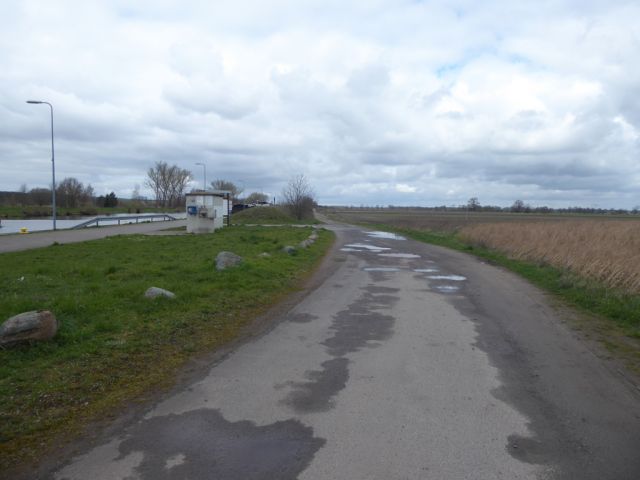 Wirtschaftsweg Richtung Verkaufsgegenstand - Verpachtete Betonplatte und Güllegrube östlich des Mittellandkanals