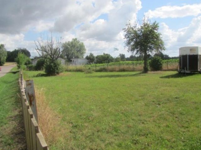 Blick auf Verkaufsflurstück 1 und Umgebung - Grundstück im Innenbereich und bis 30.09.2024 verpachtete landwirtschaftliche Fläche ca. 30 km nördlich von Halle/Saale