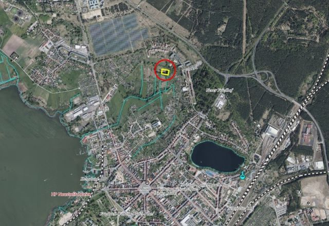 Umgebungsskizze - Vertragsfreie Grünfläche mit partiellen Gehölzbewuchs ca. 1,6 km vom Zierker See mit dem Stadthafen Neustrelitz entfernt