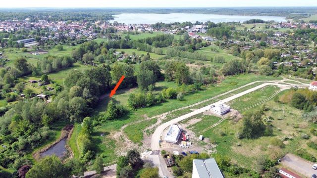 Blick auf Verkaufsfläche, Umgebung und neuerschlossene Baufelder an der Littenstraße - Vertragsfreie Grünfläche mit partiellen Gehölzbewuchs ca. 1,6 km vom Zierker See mit dem Stadthafen Neustrelitz entfernt