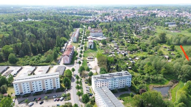 Blick auf die Umgebung und Lage der Verkaufsfläche - Vertragsfreie Grünfläche mit partiellen Gehölzbewuchs ca. 1,6 km vom Zierker See mit dem Stadthafen Neustrelitz entfernt