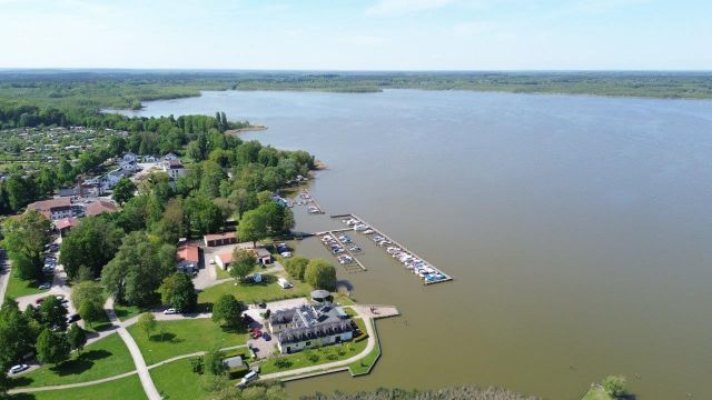 Blick auf den Zierker See mit dem Stadthaffen Neustrelitz - Vertragsfreie Grünfläche mit partiellen Gehölzbewuchs ca. 1,6 km vom Zierker See mit dem Stadthafen Neustrelitz entfernt
