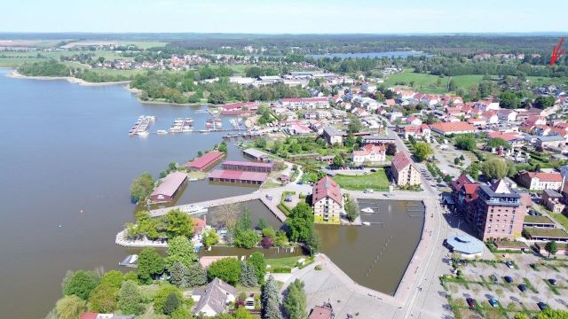 Blick auf den Zierker See mit dem Stadthaffen Neustrelitz, die Umgebung und ungefähre Lage der Verkaufsfläche - Vertragsfreie Grünfläche mit partiellen Gehölzbewuchs ca. 1,6 km vom Zierker See mit dem Stadthafen Neustrelitz entfernt