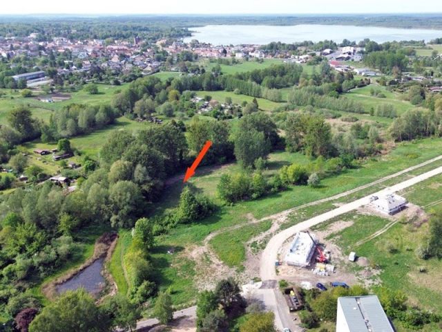 Blick auf Verkaufsfläche, Umgebung und neuerschlossene Baufelder an der Littenstraße - Vertragsfreie Grünfläche mit partiellen Gehölzbewuchs ca. 1,6 km vom Zierker See mit dem Stadthafen Neustrelitz entfernt