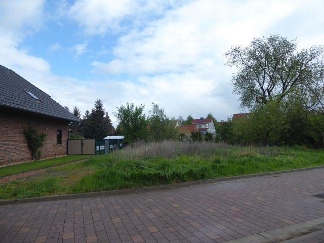 Blick auf die Verkaufsfläche südlicher Bereich, neben Kurze Straße 10 und Umgebung - Baugrundstück mit großzügigem Gartenanteil im Ortskern von Glindenberg *etwa 17 Km nördlich der Altstadt von Magdeburg*