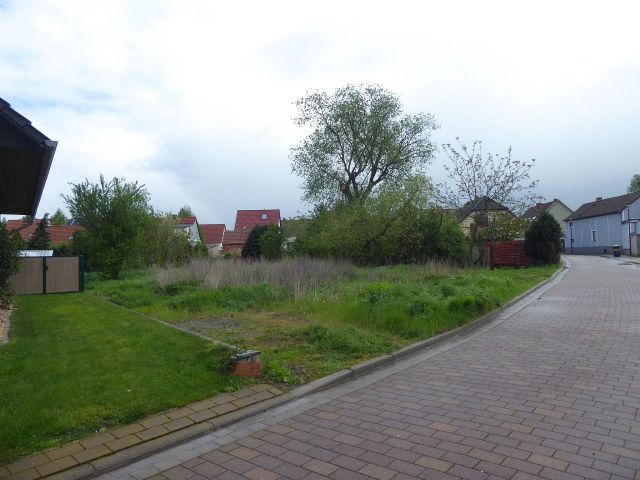 Verkaufsfläche südlicher Bereich und Umgebung - Baugrundstück mit großzügigem Gartenanteil im Ortskern von Glindenberg *etwa 17 Km nördlich der Altstadt von Magdeburg*