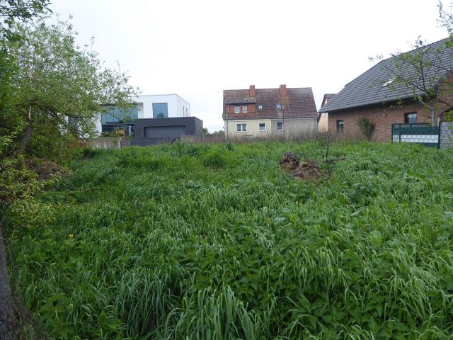 Verkaufsfläche südlicher Bereich und Umgebung - Baugrundstück mit großzügigem Gartenanteil im Ortskern von Glindenberg *etwa 17 Km nördlich der Altstadt von Magdeburg*