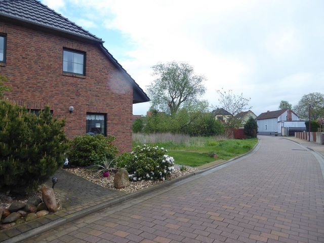 Blick in die Kurze Straße, Richtung Verkaufsfläche Süd - Baugrundstück mit großzügigem Gartenanteil im Ortskern von Glindenberg *etwa 17 Km nördlich der Altstadt von Magdeburg*