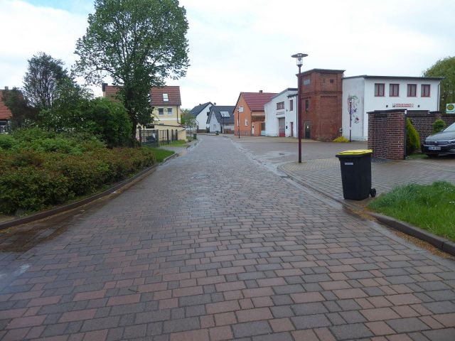 Blick in die Rothenseer Straße - Baugrundstück mit großzügigem Gartenanteil im Ortskern von Glindenberg *etwa 17 Km nördlich der Altstadt von Magdeburg*