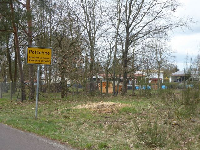 Blick auf gegenüberliegendes Freibad - Über 3 Hektar bis 30.09.2028 verpachtete Landwirtschaftsfläche ** Jahrespacht ca. 683 € **