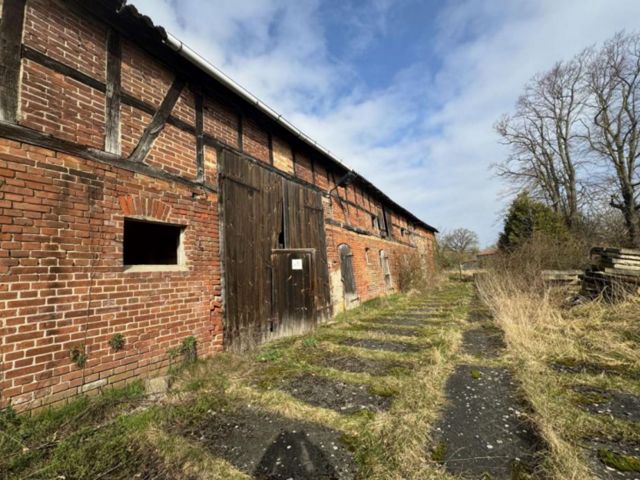 Grundstückszufahrt entlang des Stallgebäudes - Ehemaliges Gewerbegrundstück mit Stall- und Werkstattgebäude *Lage im Dreiländereck Sachsen-Anhalt, Brandenburg & Niedersachsen*