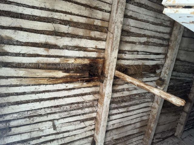 Detailansicht Stall - durchnässte Decke - Ehemaliges Gewerbegrundstück mit Stall- und Werkstattgebäude *Lage im Dreiländereck Sachsen-Anhalt, Brandenburg & Niedersachsen*