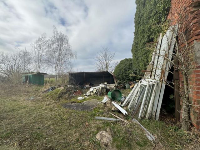 Ablagerungen und Unterstand hinter dem Stallgebäude - Ehemaliges Gewerbegrundstück mit Stall- und Werkstattgebäude *Lage im Dreiländereck Sachsen-Anhalt, Brandenburg & Niedersachsen*