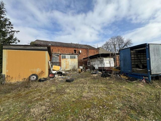 Rückseite des Werkstattgebäudes mit Containern und Wohnwagen - Ehemaliges Gewerbegrundstück mit Stall- und Werkstattgebäude *Lage im Dreiländereck Sachsen-Anhalt, Brandenburg & Niedersachsen*