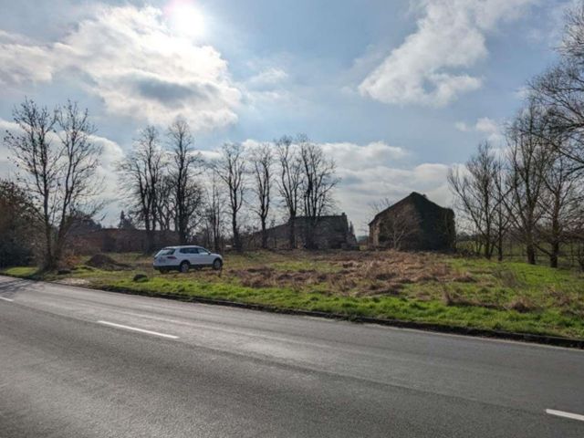 Blick von der Dorfstraße auf den Verkaufsgegenstand - Ehemaliges Gewerbegrundstück mit Stall- und Werkstattgebäude *Lage im Dreiländereck Sachsen-Anhalt, Brandenburg & Niedersachsen*