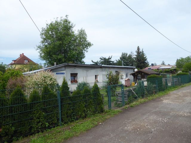 Waldluftweg mit Umgebung von Süd nach Nord - Teilweise vertragslos genutzte Straße in einem Wohn- und Gartenhausgebiet (ehemalige Gartenkolonie) in Magdeburg