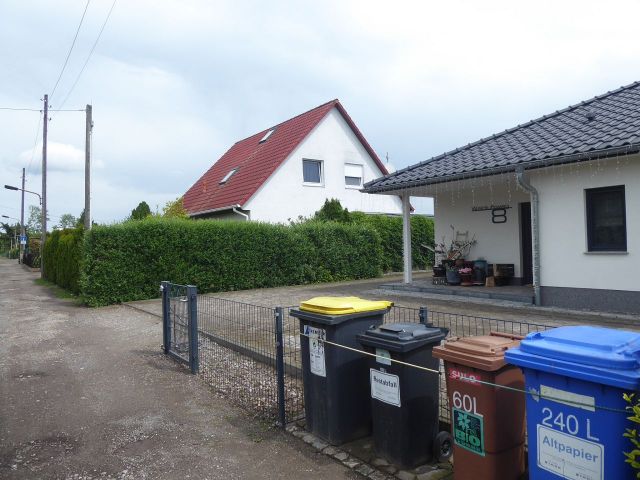 Waldluftweg mit Umgebung von Süd nach Nord - Teilweise vertragslos genutzte Straße in einem Wohn- und Gartenhausgebiet (ehemalige Gartenkolonie) in Magdeburg