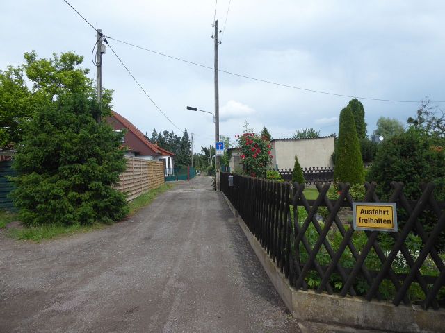 Waldluftweg mit Umgebung von Süd nach Nord - Teilweise vertragslos genutzte Straße in einem Wohn- und Gartenhausgebiet (ehemalige Gartenkolonie) in Magdeburg