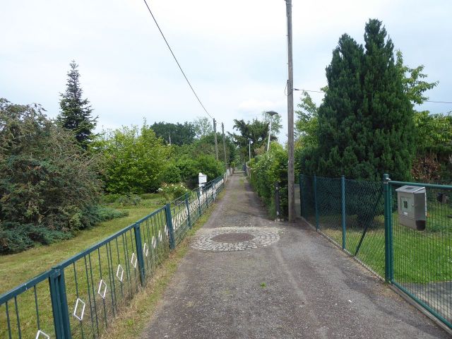 Waldluftweg mit Umgebung von Süd nach Nord - Teilweise vertragslos genutzte Straße in einem Wohn- und Gartenhausgebiet (ehemalige Gartenkolonie) in Magdeburg