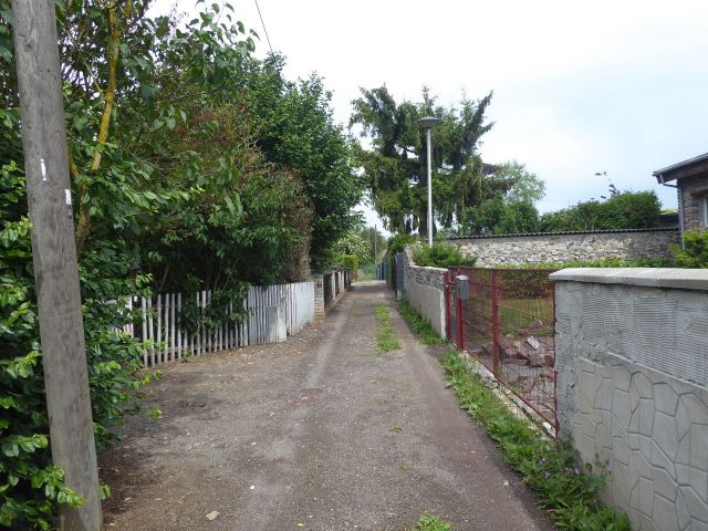 Waldluftweg mit Umgebung von Süd nach Nord - Teilweise vertragslos genutzte Straße in einem Wohn- und Gartenhausgebiet (ehemalige Gartenkolonie) in Magdeburg