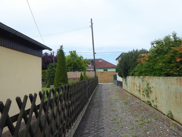Waldluftweg - Mittlerer Abzweig nach Ost - Teilweise vertragslos genutzte Straße in einem Wohn- und Gartenhausgebiet (ehemalige Gartenkolonie) in Magdeburg