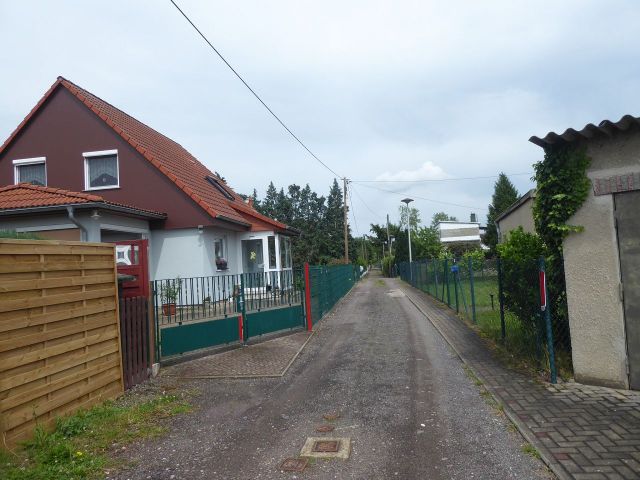 Waldluftweg und Umgebung - Teilweise vertragslos genutzte Straße in einem Wohn- und Gartenhausgebiet (ehemalige Gartenkolonie) in Magdeburg