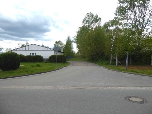 Blick auf Zuwegung zur Verkaufsfläche vom Buchenweg - Unbebaute Flächen im Gewerbegebiet in Kalbe (Milde)