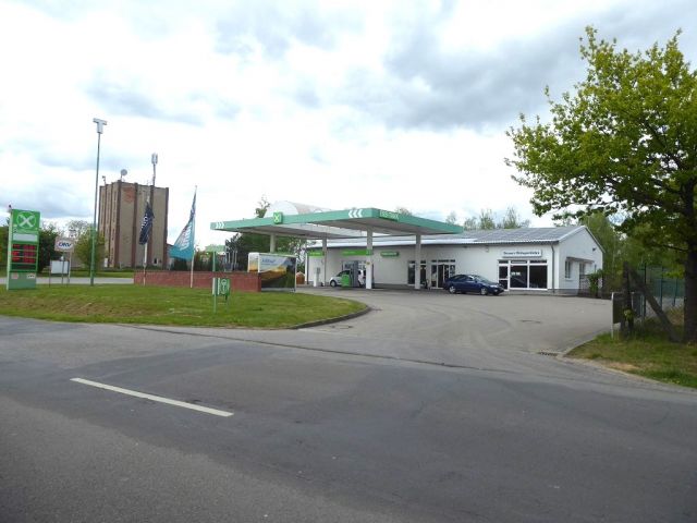 Blick auf Tankstelle vor dem Verkaufsflurstück 248 - Unbebaute Flächen im Gewerbegebiet in Kalbe (Milde)
