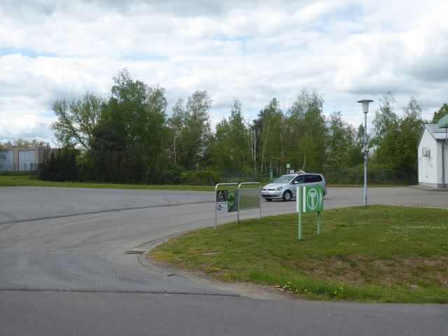 Blick von der Tankstelle Richtung Verkaufsflurstück 248 und auf die Umgebung - Unbebaute Flächen im Gewerbegebiet in Kalbe (Milde)