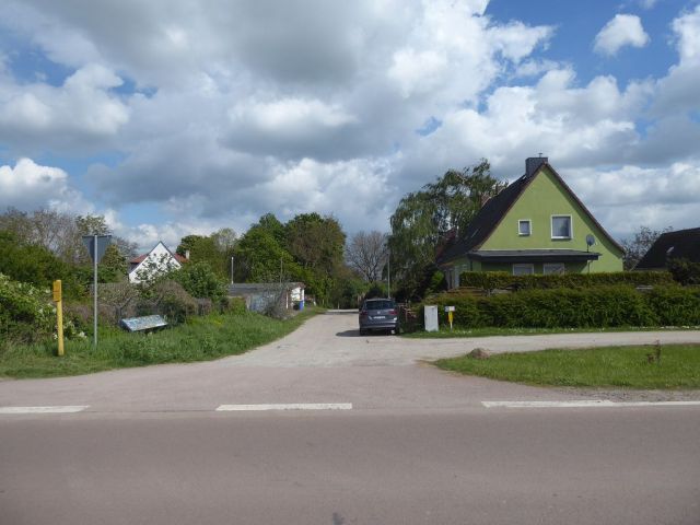Blick von der Straße Damaschkeplan in die Anliegerstraße An der Saale - Teilweise verpachtetes Grundstück nahe der Saale und südöstlich von Magdeburg