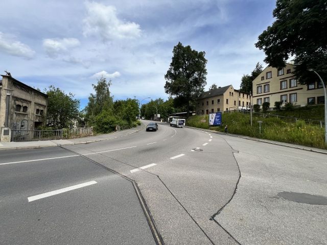 Blick auf Umgebung - Verkaufsobjekt links - Leerstehendes ehemaliges Gewerbeobjekt in Ortslage von Aue-Bad Schlema im Erzgebirgskreis