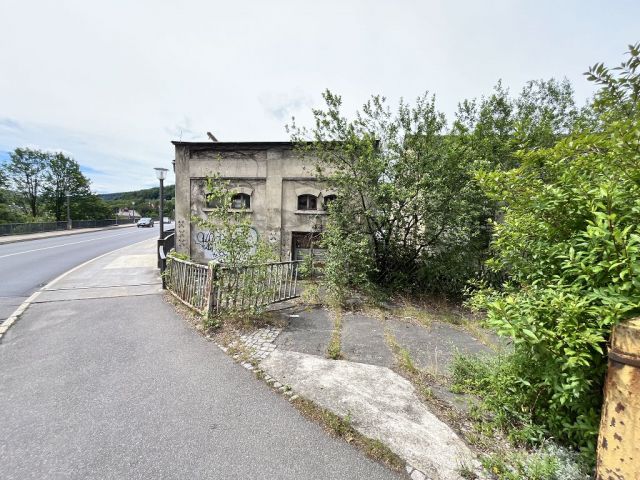 Blick auf Verkaufsobjekt und Umgebung von der Lößnitzer Straße - Leerstehendes ehemaliges Gewerbeobjekt in Ortslage von Aue-Bad Schlema im Erzgebirgskreis