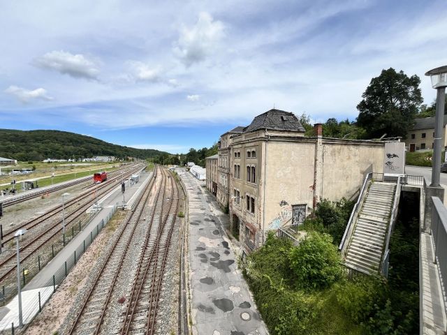 Blick auf Verkaufsobjekt und Umgebung - Leerstehendes ehemaliges Gewerbeobjekt in Ortslage von Aue-Bad Schlema im Erzgebirgskreis